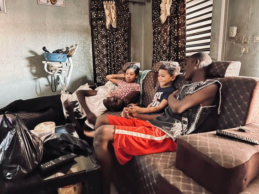 中鉢明子さんのインスタグラム写真 - (中鉢明子Instagram)「🇲🇱#何気ないひとコマ At our cousin’s house 📺 #family #bamako #Mali #africa #いとこ #思い出 #マリ共和国」5月20日 12時09分 - akiko_harlem