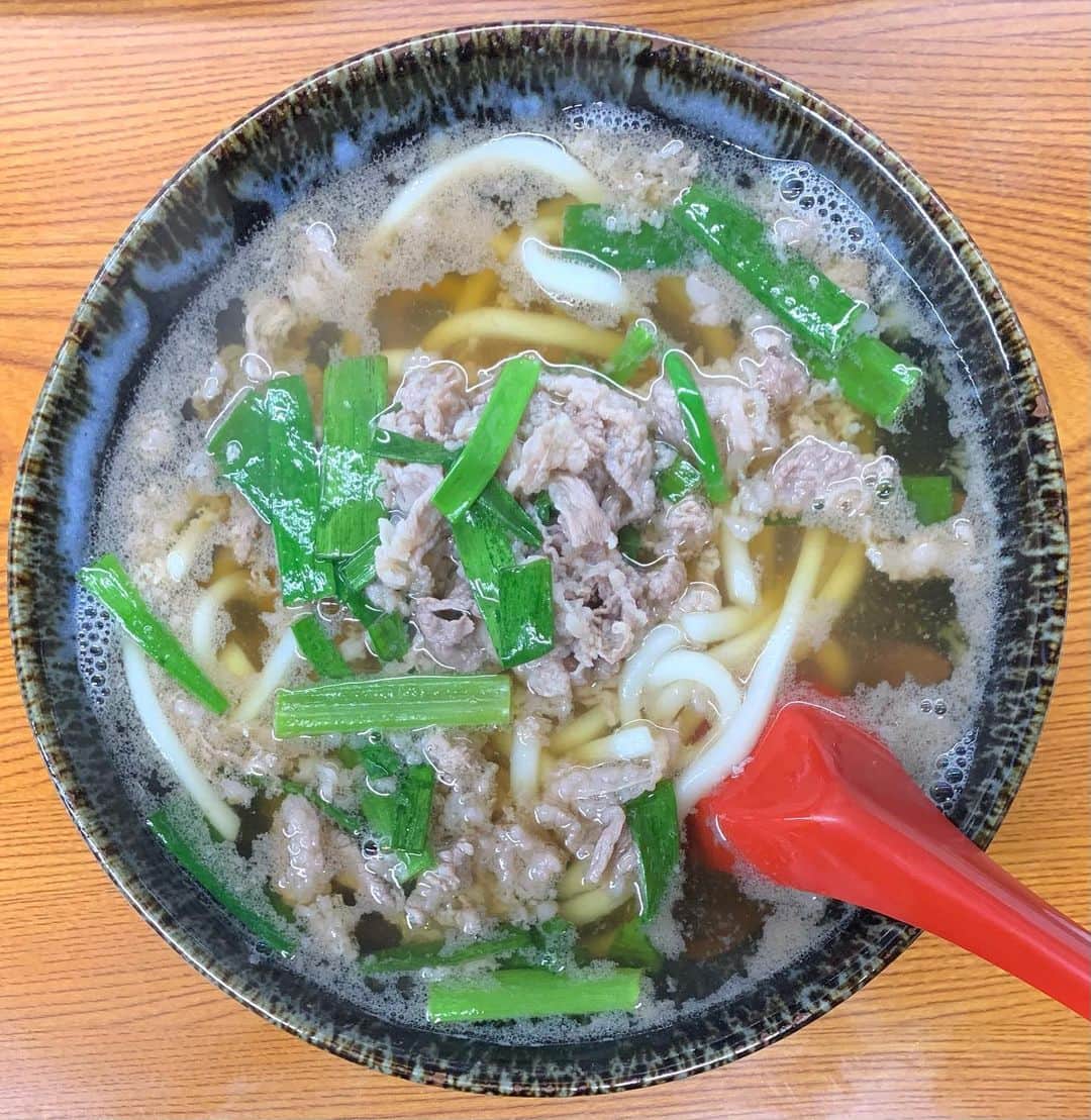 のインスタグラム：「大阪2日目ランチ🤤🍜🍙  #肉うどん #おにぎり #大阪うどんいなの路  #いなの路  #大阪」