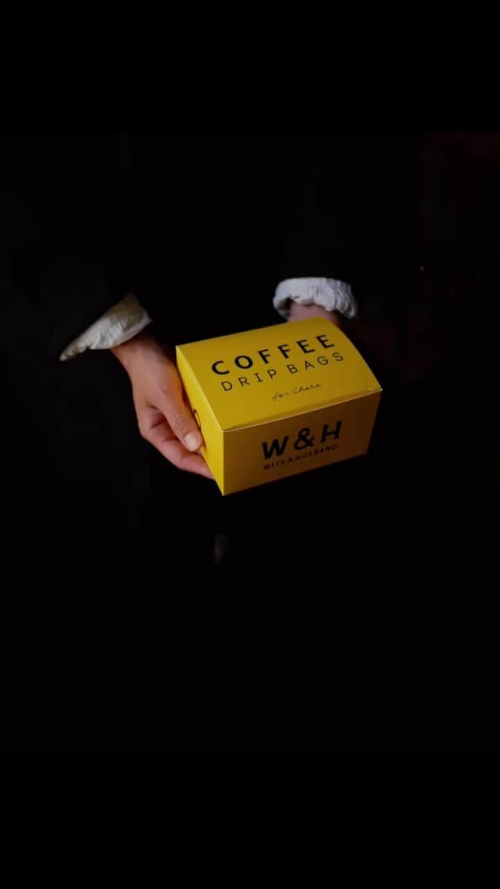 のインスタグラム：「私が日頃から買って飲んでるコーヒー屋さん  W&Hさんが、オリジナルフレーバーをブレンドしてくださりました。(わーい)  一杯の幸せから シェアしたいと思います〜  やっぱりpeaceしかないなと思って  こんなに感覚的なブレンドのお仕事 本当に、素敵です。  一般の方もご購入できるので  豆から始める前に、オフィスとか お出かけ先に連れてってあげてください〜  私はツアーに連れて行きます！  W&Hさんありがとう  私のリンクから飛べます  #peace #coffee #music #love #chara」