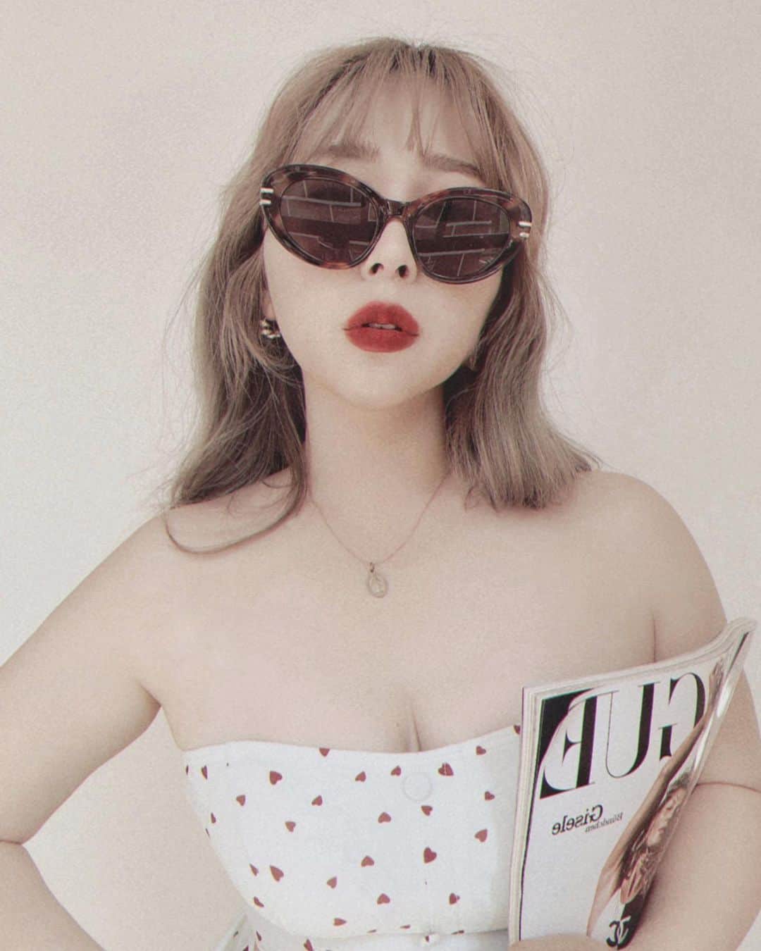 puinpiのインスタグラム：「♡♡♡  偉そう極まりない写真ですが←  水着は、胸元のラインもね、真っ直ぐじゃなくて、ちょっとハートにカーブしてるのです♡  ボタンもついてるの🦦♡  ペプ子水着はもぅ1種類あるので おたのしみに♡  #Pui#Puishop #水着#サングラス#赤リップ#ヘアスタイル#ミルクティーベージュ#ハイトーン#水着コーデ#ビーチ#プールサイド#プイ」