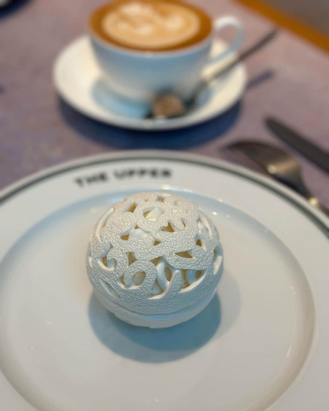 鈴木詩織のインスタグラム：「@theuppertokyo でぴよさんと贅沢ランチ🤤  お昼からシーフードやステーキが食べれて大満足でした🐷 念願の東京モンブランは見た目の可愛さと甘じょっぱい感じがとっても美味しかったな〜🤍  やっぱりupperは天井が高くて開放感があるから素敵🥹✨ 久々に行ったけどまた行きたいなっ♡」