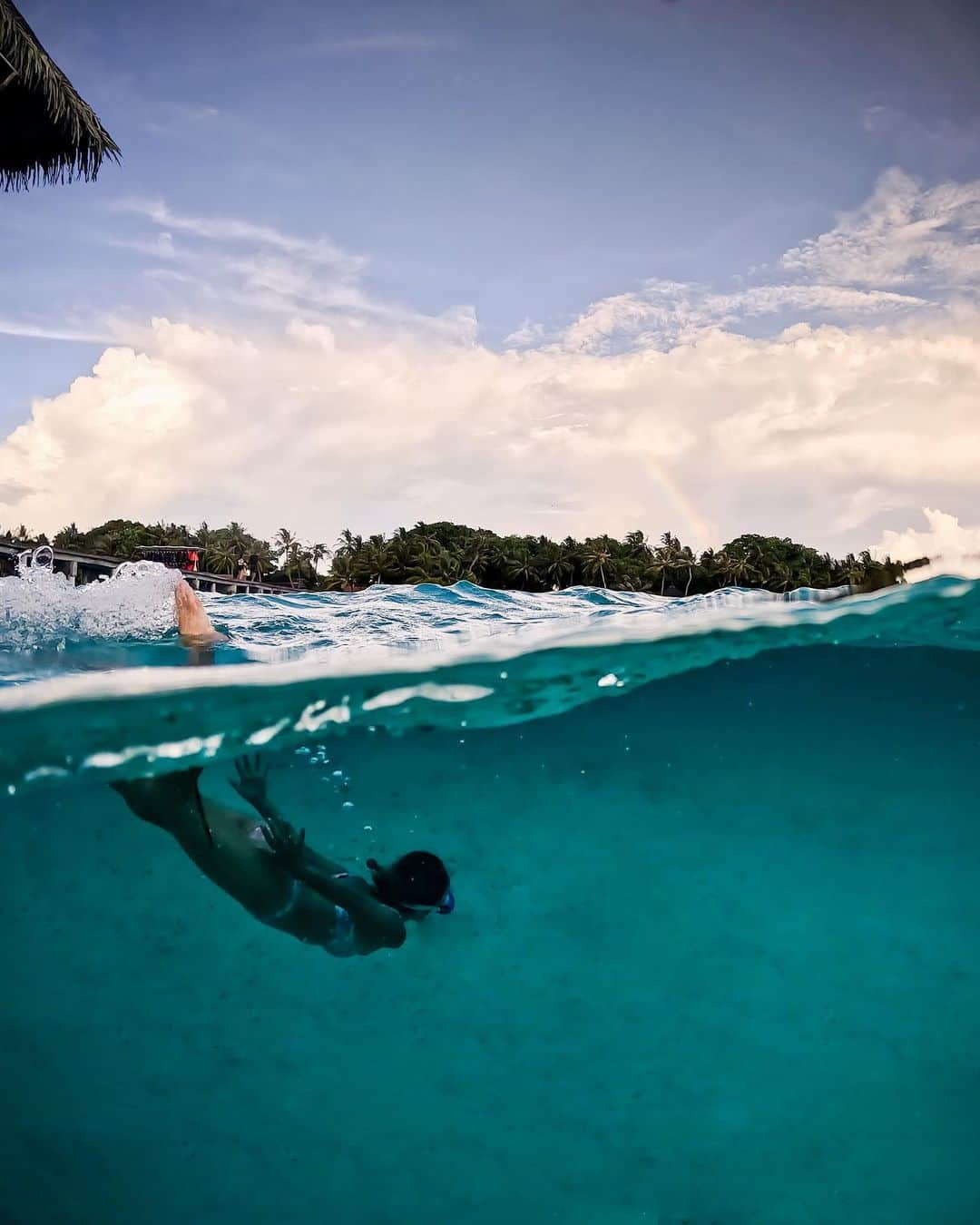 近藤あやさんのインスタグラム写真 - (近藤あやInstagram)「GoPro shots taken in the Maldives🇲🇻!⠀ ⠀  モルディブをGoProで切り取ってみた📸 ゴープロカラー全開！青が美しいね💎✨⠀ ⠀  ちなみに、ほとんどの社会を 動画から切り取った！ なのにこんなに綺麗なの #GoProHero11 凄すぎない😍？？⠀ 👇Hero11の凄いところ！ 新しい縦幅の増したセンサーが あるので、8:7で撮影出来る！⠀ ⠀ 一度撮るだけで高解像度で 横長動画や縦長動画に クロップ出来るのが最高！！⠀ ⠀ 10bit × 8:7 動画を撮るだけで、 動画からの書き出しもこんなに 美しい！✨⠀ ⠀ 世界中のゴープロファミリーと 関われた今回のモルディブイベント、 本当に最高でした😆✌️🔥⠀ ⠀ Shot on #GoPro Hero11 black #goprotravel #goprotridentcrew #clubmed #clubmedxgopro #clubmedkani #モルディブ #クラブメッド #ゴープロ #ゴープロのある生活 #goprofamily #海外旅行 #旅行好きな人と繋がりたい」5月20日 12時30分 - doraemontoaya