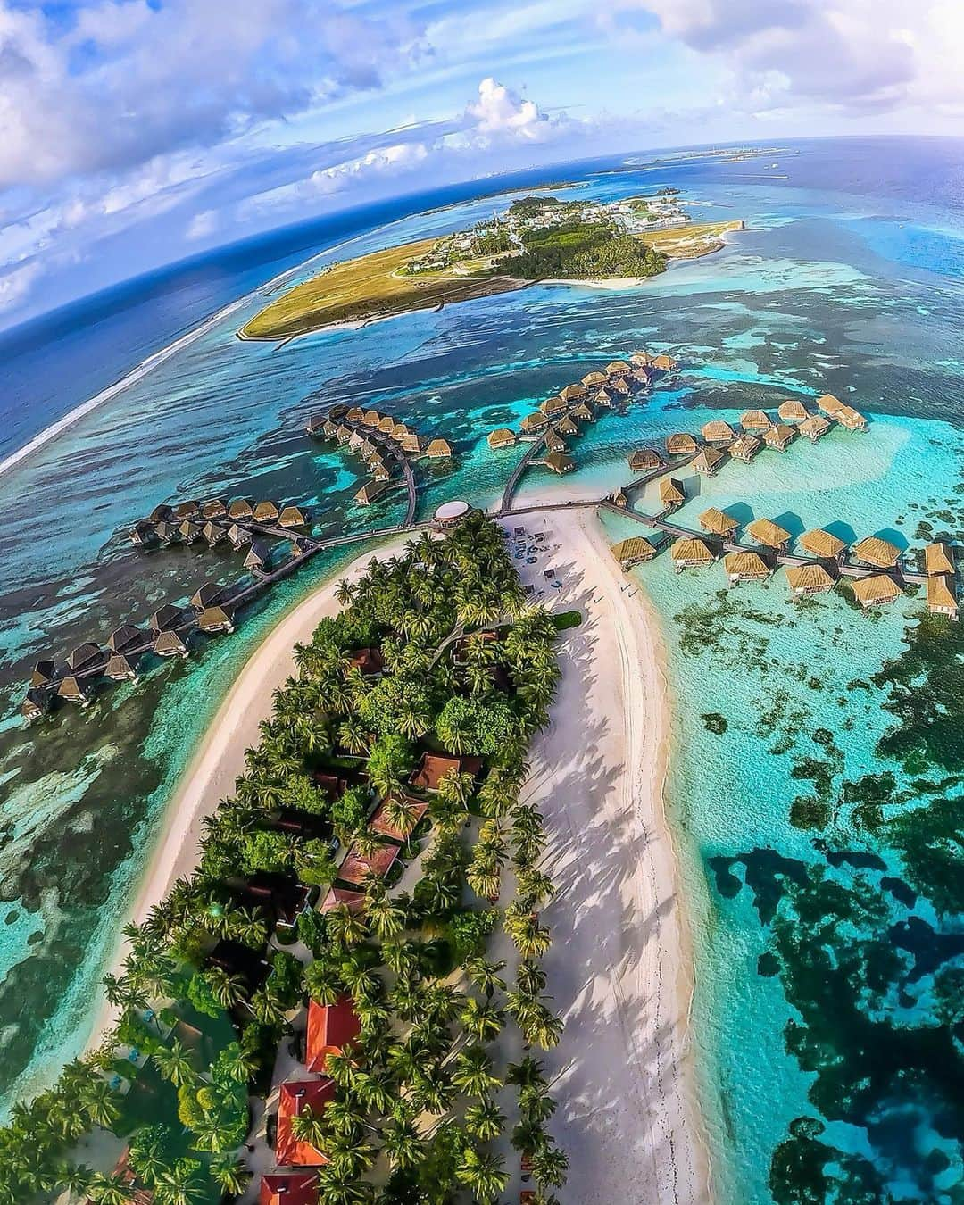 近藤あやさんのインスタグラム写真 - (近藤あやInstagram)「GoPro shots taken in the Maldives🇲🇻!⠀ ⠀  モルディブをGoProで切り取ってみた📸 ゴープロカラー全開！青が美しいね💎✨⠀ ⠀  ちなみに、ほとんどの社会を 動画から切り取った！ なのにこんなに綺麗なの #GoProHero11 凄すぎない😍？？⠀ 👇Hero11の凄いところ！ 新しい縦幅の増したセンサーが あるので、8:7で撮影出来る！⠀ ⠀ 一度撮るだけで高解像度で 横長動画や縦長動画に クロップ出来るのが最高！！⠀ ⠀ 10bit × 8:7 動画を撮るだけで、 動画からの書き出しもこんなに 美しい！✨⠀ ⠀ 世界中のゴープロファミリーと 関われた今回のモルディブイベント、 本当に最高でした😆✌️🔥⠀ ⠀ Shot on #GoPro Hero11 black #goprotravel #goprotridentcrew #clubmed #clubmedxgopro #clubmedkani #モルディブ #クラブメッド #ゴープロ #ゴープロのある生活 #goprofamily #海外旅行 #旅行好きな人と繋がりたい」5月20日 12時30分 - doraemontoaya