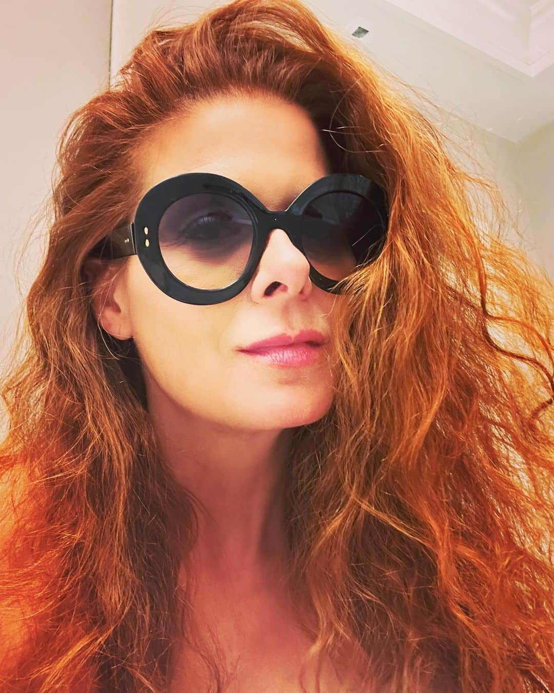 デブラ・メッシングさんのインスタグラム写真 - (デブラ・メッシングInstagram)「Sometimes I wear my sunglasses at night.  #jackieo #glamping #coreyhart」5月20日 12時23分 - therealdebramessing