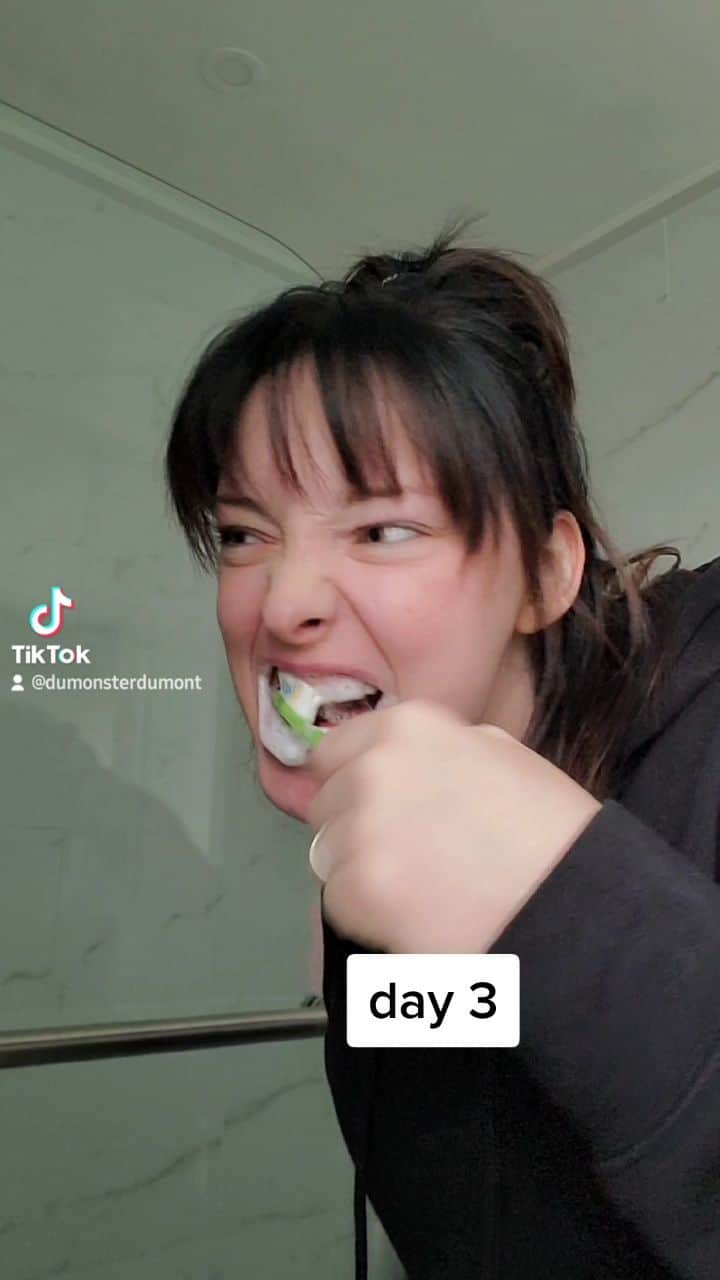 エマ・デュモンのインスタグラム：「Day 3 #defluencer」
