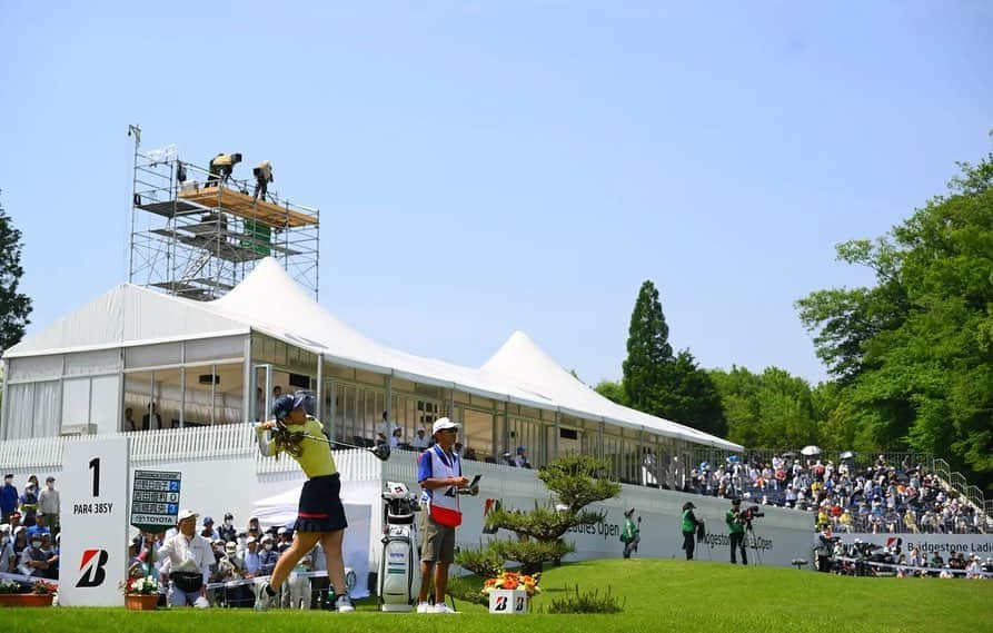 吉田有里のインスタグラム：「ブリヂストンレディスオープン☀️ 予選落ちでした、、 ・ ホステスプロとして大会を盛り上げられるように頑張りたかったのですが結果を出すことが出来ませんでした。 頑張ったけれど、それをスコアメイクに繋げられず、本当に不甲斐ないプレーをしてしまったと思っています それでも終わってから社長が私の元にきてくださり、温かい言葉をかけてくださいました。 ・ 社長を始めとする全てのブリヂストンスタッフ方々へ、 いつも完璧なサポートをありがとうございます😊皆さんがいるからこそ私は何一つ不自由なくゴルフすることができています！🥹 そして、あんなに雨が降ったのにも関わらずグリーンスピードは落ちませんでした。😳素晴らしいコース管理の方々の尽力のおかげでした！ ・ 次回大会では結果で恩返し出来るように、そしてこれからもブリヂストンと共に戦い、挑戦し続けます💪 ・ 「良いスウィングは良い構えから😊」 今週もたくさんの応援ありがとうございましたっ‼️ ・ ・ #bridgestonegolf」