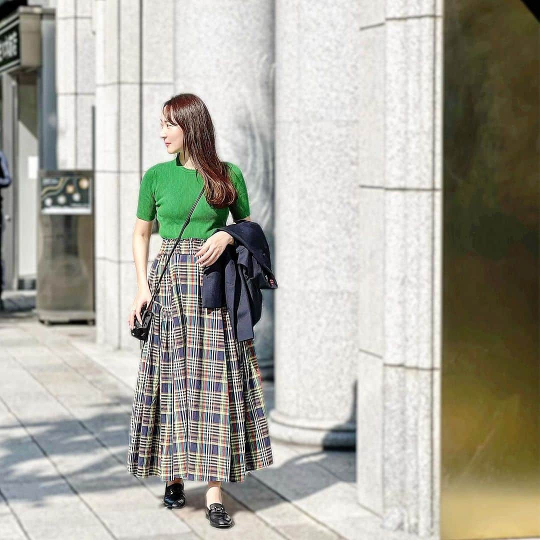 能美黎子さんのインスタグラム写真 - (能美黎子Instagram)「・ グリーン✖️チェック  トップス、スカート、バッグ 全て @tsurubymarikooikawa   お気に入りの組み合わせ。  ピアスは一目惚れした @fiveten__accessory 。 母からも褒められた上品ピアス。  #tsurubymarikooikawa #ツルバイマリコオイカワ #雑誌掲載商品 #グリーンコーデ #チェックコーデ #30代コーデ #大人フェミニン#大人カジュアル #大人かわいい #お出かけコーデ #休日コーデ」5月20日 12時26分 - reikonohmi