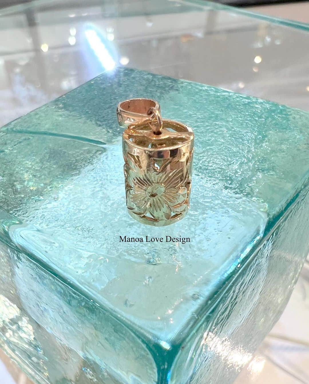 Manoa Love Design Hawaiiさんのインスタグラム写真 - (Manoa Love Design HawaiiInstagram)「Made in Hawaii🌴80’s rare Hawaiian cutting vintage pendant✨  #manoalovedesign #80s#madeinhawaii #hawaiianjewelry#vintagejewelry #waikiki#waikikibeach#honoluluhawaii #hawaiivacation #hawaiitravel #hawaiitrip #plumeriaflower #マノアラブデザイン #ハワイアンジュエリー #80年代ファッション #レア物 #アンティークジュエリー #ワイキキ#マノア#ハワイライフ #プルメリア」5月20日 12時26分 - manoa_love_design