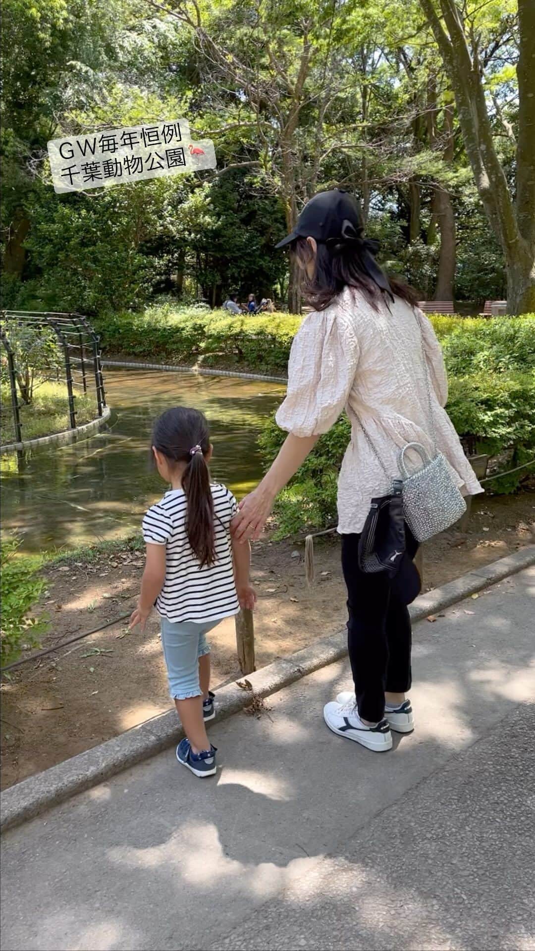 吉田早織のインスタグラム：「毎年ＧＷ恒例の動物園🐘 今年はポニーにも乗れて大満足👧🏻 ⁡ ⁡ tops… @ohga bottom… @tsurubymarikooikawa  cap… @_y_o_r_i_  bag… @anteprima_japan  ⁡ ⁡ ⁡ #千葉動物公園  #ママコーデ #158cm #骨格ウェーブ  #yori_japan #ohga #anteprima #tsurubymarikooikawa」