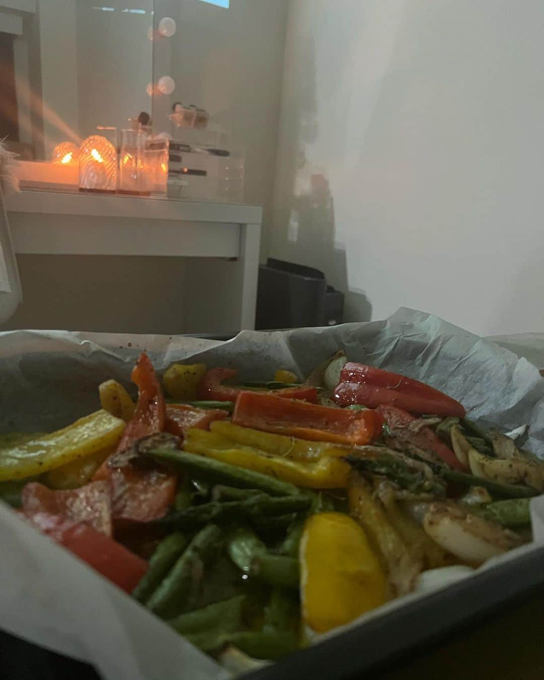 KatoHinata のインスタグラム：「グリル野菜の作り方🥦🥒🥕  材料 オリーブオイル  適量 ブラックペッパー  適量 ソルト  適量 ローズマリー  1〜2振り ガーリックパウダー まんべんなく  220°のオーブンで10分焼く🔥 (イイカンジの焦げ目が付いてなかったらもう少し焼いてね^_^)  完成✨✨  私が使った野菜は、パプリカ、アスパラ、玉ねぎ、ズッキーニだよ！ ここにトマトやブロッコリーも美味しいと思う🥦🍅🤍  しかもこのグリル野菜食べたら次の日 スルスル😏😏😏😏  #ひなちゃんねる #筋トレ #ダイエットレシピ #ダイエット」
