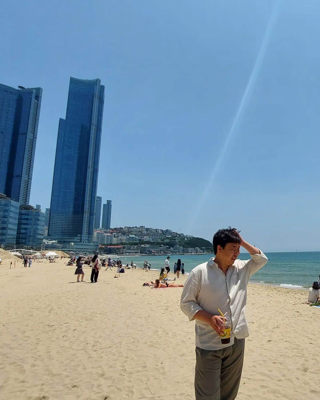 クァク・ジャヒョンさんのインスタグラム写真 - (クァク・ジャヒョンInstagram)「촬영차 부산.. 해운대엔 모래축제가 한창 입니다 날씨 좋구요 바다 좋구요 모래조각 좋구요^^* #곽자형 #부산 해운대 #영화 소풍 #Haeundae Beach」5月20日 12時32分 - jahyeonggwag