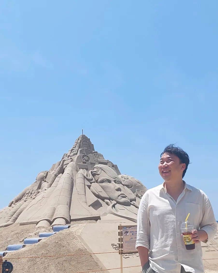 クァク・ジャヒョンのインスタグラム：「촬영차 부산.. 해운대엔 모래축제가 한창 입니다 날씨 좋구요 바다 좋구요 모래조각 좋구요^^* #곽자형 #부산 해운대 #영화 소풍 #Haeundae Beach」