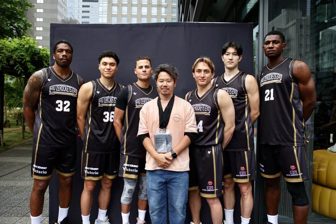 佐藤マクファーレン優樹さんのインスタグラム写真 - (佐藤マクファーレン優樹Instagram)「3x3 premier 2023 開幕🏀  全員ではないけどいるメンバーで集合写真🚀  僕も早く復帰できるようにリハビリ頑張ります！ 応援よろしくお願いします！💯  ***************************************** #acl #aclrecovery #前十字靭帯断裂 #リハビリ #comeback #staypositive  #hiuzerockets #3x3 #バスケ #感謝　#入院 #入院生活 #daybyday #smile #postsurgery #recovery #thanks #24 #ハーフ　#nike #jordan3 #sneakerhead #ジョーダン」5月20日 12時37分 - yukisatomacfarlane