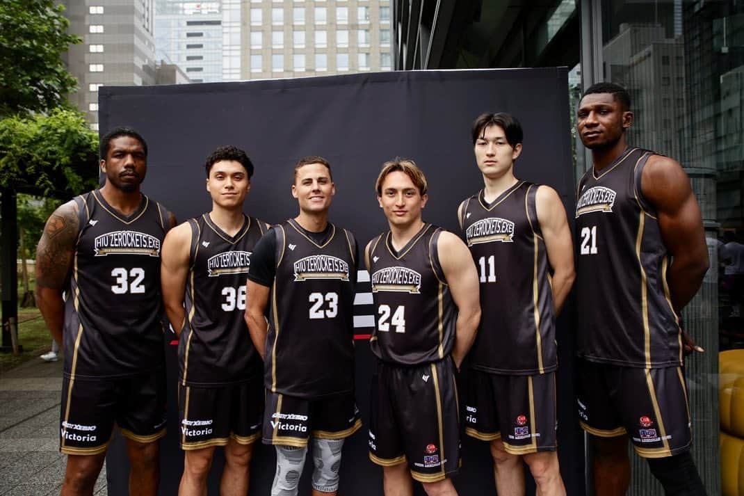 佐藤マクファーレン優樹のインスタグラム：「3x3 premier 2023 開幕🏀  全員ではないけどいるメンバーで集合写真🚀  僕も早く復帰できるようにリハビリ頑張ります！ 応援よろしくお願いします！💯  ***************************************** #acl #aclrecovery #前十字靭帯断裂 #リハビリ #comeback #staypositive  #hiuzerockets #3x3 #バスケ #感謝　#入院 #入院生活 #daybyday #smile #postsurgery #recovery #thanks #24 #ハーフ　#nike #jordan3 #sneakerhead #ジョーダン」