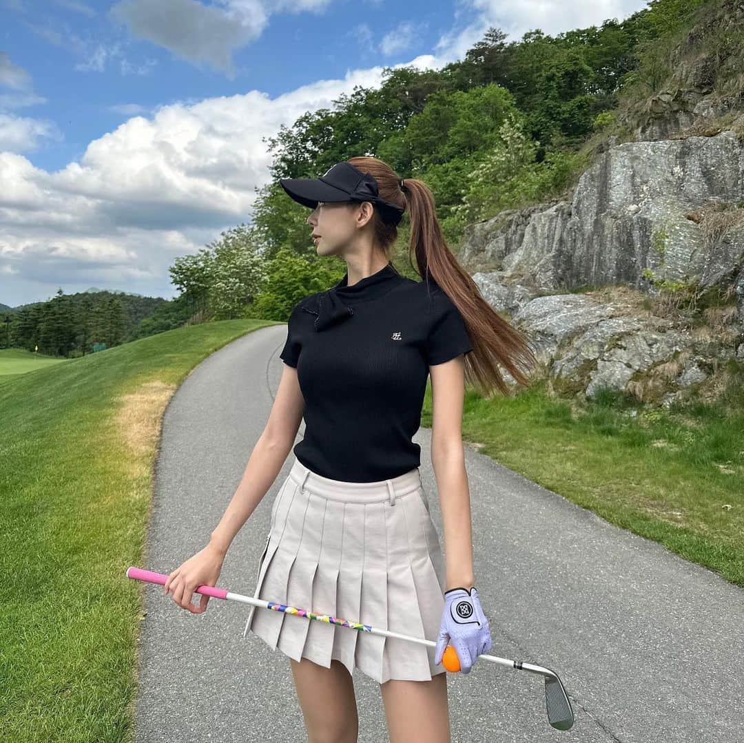 イユエリンのインスタグラム：「가장 행복한 시간⛳️  오늘 룩은 리본이 포인트!  @fairliar_official 🎀」