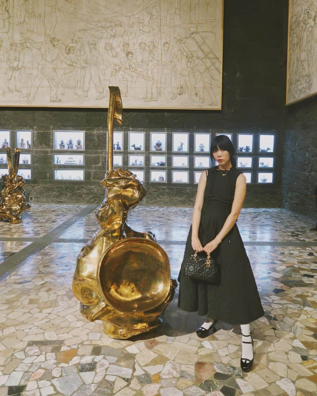 スージー・ロウさんのインスタグラム写真 - (スージー・ロウInstagram)「What’s old, what’s new, what’s ancient, what’s contemporary 🤯😱  Incredible night exploring @anahuacalli a temple to the arts, designed and conceived by Diego Rivera where @dior #DiorCruise had their welcome dinner last night So happy to be back in Mexico 🇲🇽 City after almost a decade (!)」5月20日 23時26分 - susiebubble