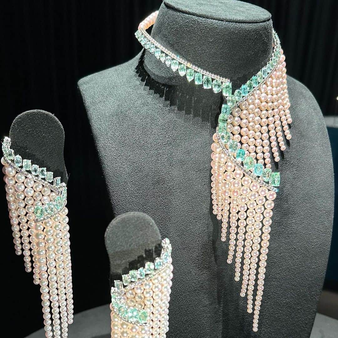 岸本佳子さんのインスタグラム写真 - (岸本佳子Instagram)「TASAKI & TASAKI Atelier💎  今シーズンのTASAKIの新作は 永遠に眺めていたいくらい素敵です。  TASAKI Atelier のコレクションは ブルーの宝石が効いていました。 まるでアートピースのよう。  #tasaki #jewelry #diamond #TASAKIAtelier #japan #pearl #lifestyle #fashion #qol」5月20日 23時28分 - yoshico_kishimoto