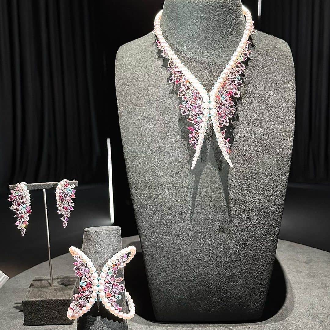 岸本佳子さんのインスタグラム写真 - (岸本佳子Instagram)「TASAKI & TASAKI Atelier💎  今シーズンのTASAKIの新作は 永遠に眺めていたいくらい素敵です。  TASAKI Atelier のコレクションは ブルーの宝石が効いていました。 まるでアートピースのよう。  #tasaki #jewelry #diamond #TASAKIAtelier #japan #pearl #lifestyle #fashion #qol」5月20日 23時28分 - yoshico_kishimoto