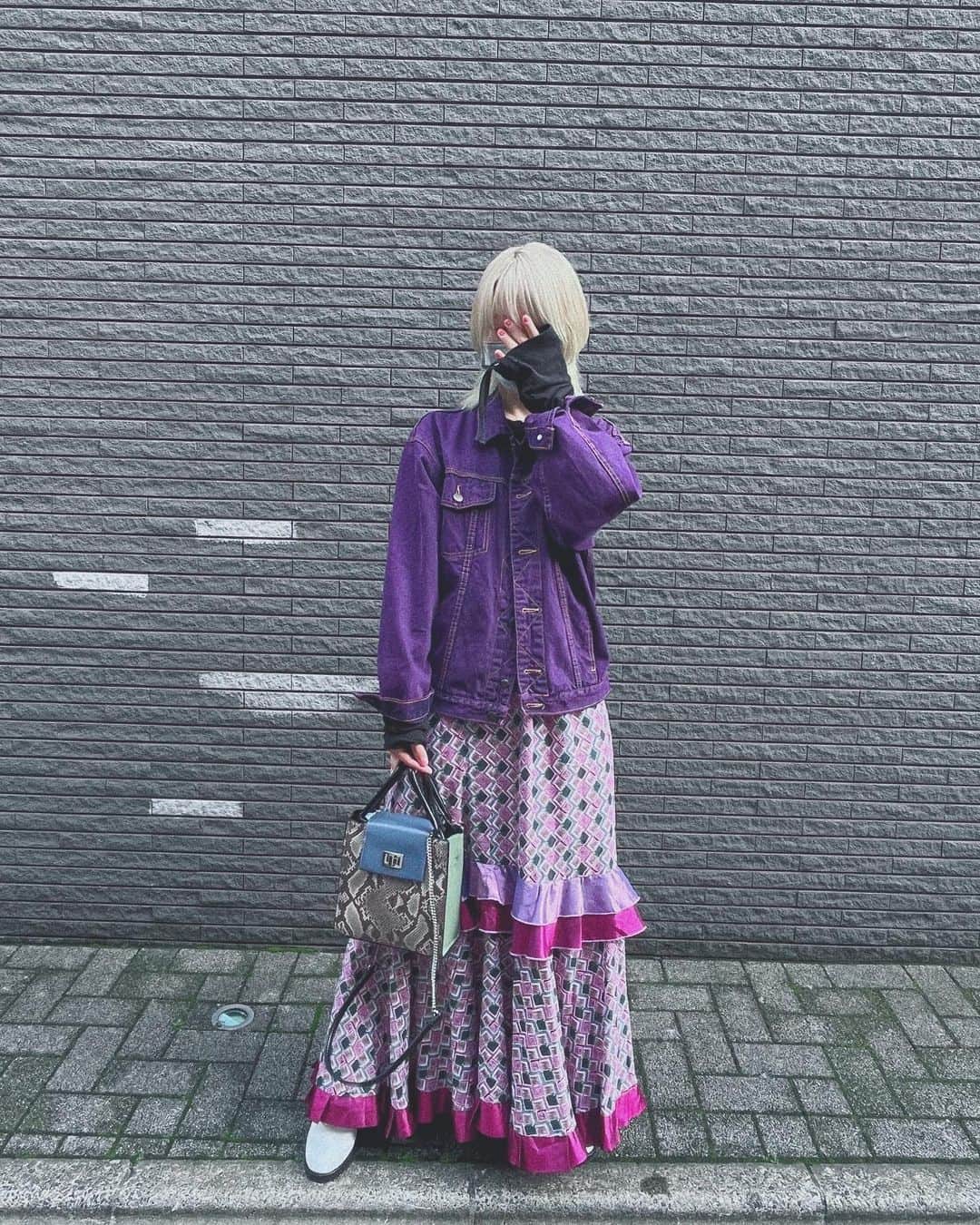 朝日奈丸佳さんのインスタグラム写真 - (朝日奈丸佳Instagram)「お気に入りの古着のスカートと、古着のデニムジャケットでワントーンコーデ このスカート可愛すぎてめちゃくちゃ褒められます。お気に入りです。紫大好き～  💜   #ワントーンコーデ  #紫コーデ  #古着  #vintage  #私服  #古着コーデ」5月20日 23時28分 - madoka_maru_hina