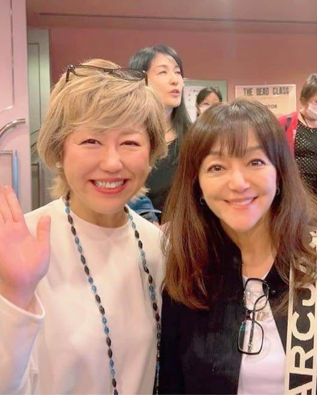 岩崎宏美さんのインスタグラム写真 - (岩崎宏美Instagram)「音無美紀子さんの舞台を、友人たちと観劇しました。 なんの知識もないまま、舞台に見入っていましたが、美紀子さんご自身が、全く違うキャラクターの役をなさり、音無美紀子さんの底力を見たようでした。 素晴らしい時間を送りました。 この役で、第30回読売演劇大賞優秀女優賞受賞されています。 もしもご覧になっていない方は、是非ご覧いただきたいです。 明日が両国で千穐楽を迎え その次には長野県を回り、その後も続くそうです。 もう私には両親は居ないけれど、家族の在り方など、舞台を観ながら考えました。  村井國ちゃんは、奥様のお迎えで登場されました。 國ちゃんやっさしーーーーいぃ‼️ #風を打つ #音無美紀子 #沢田知可子 #トム・プロジェクトプロデュース」5月20日 23時29分 - hiromiiwasaki_official