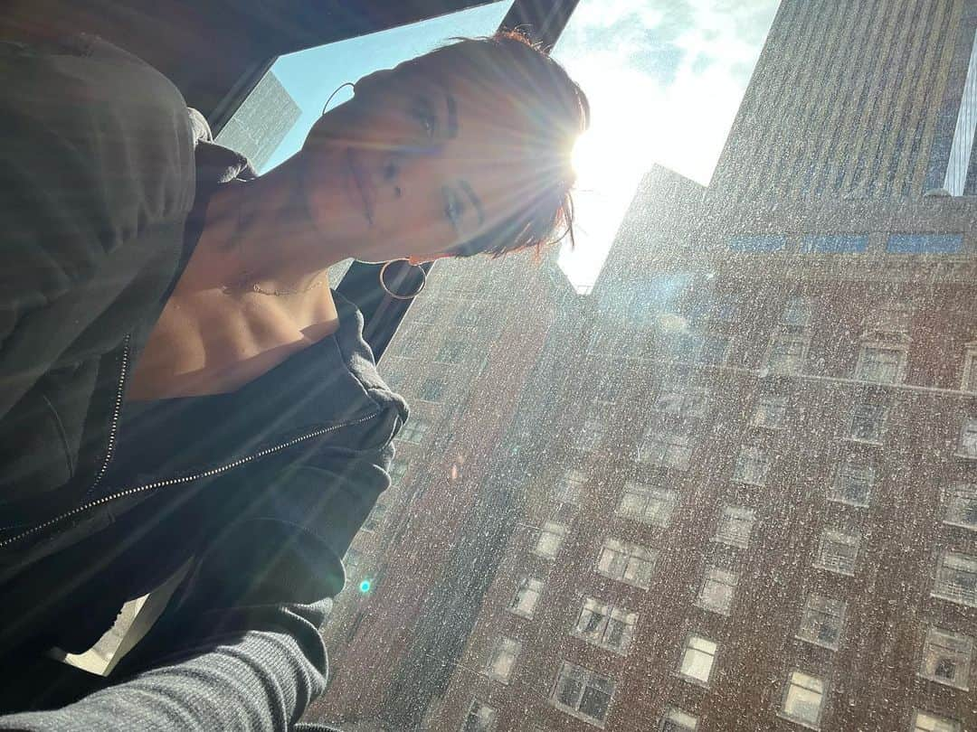 ジェイミー・アレクサンダーさんのインスタグラム写真 - (ジェイミー・アレクサンダーInstagram)「My favorite window seat. 💛 The @1hotel.centralpark has the best light! I always feel right at home here. Highly recommend this gorgeous, environmentally friendly place 🌳 #nyc #1hotelcentralpark」5月20日 23時29分 - jaimiealexander