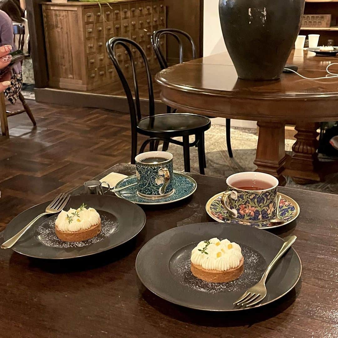 板倉可奈のインスタグラム：「食器がとても可愛い☕️  紅茶も檸檬のタルトも美味しかったです🍋  #fromafar」