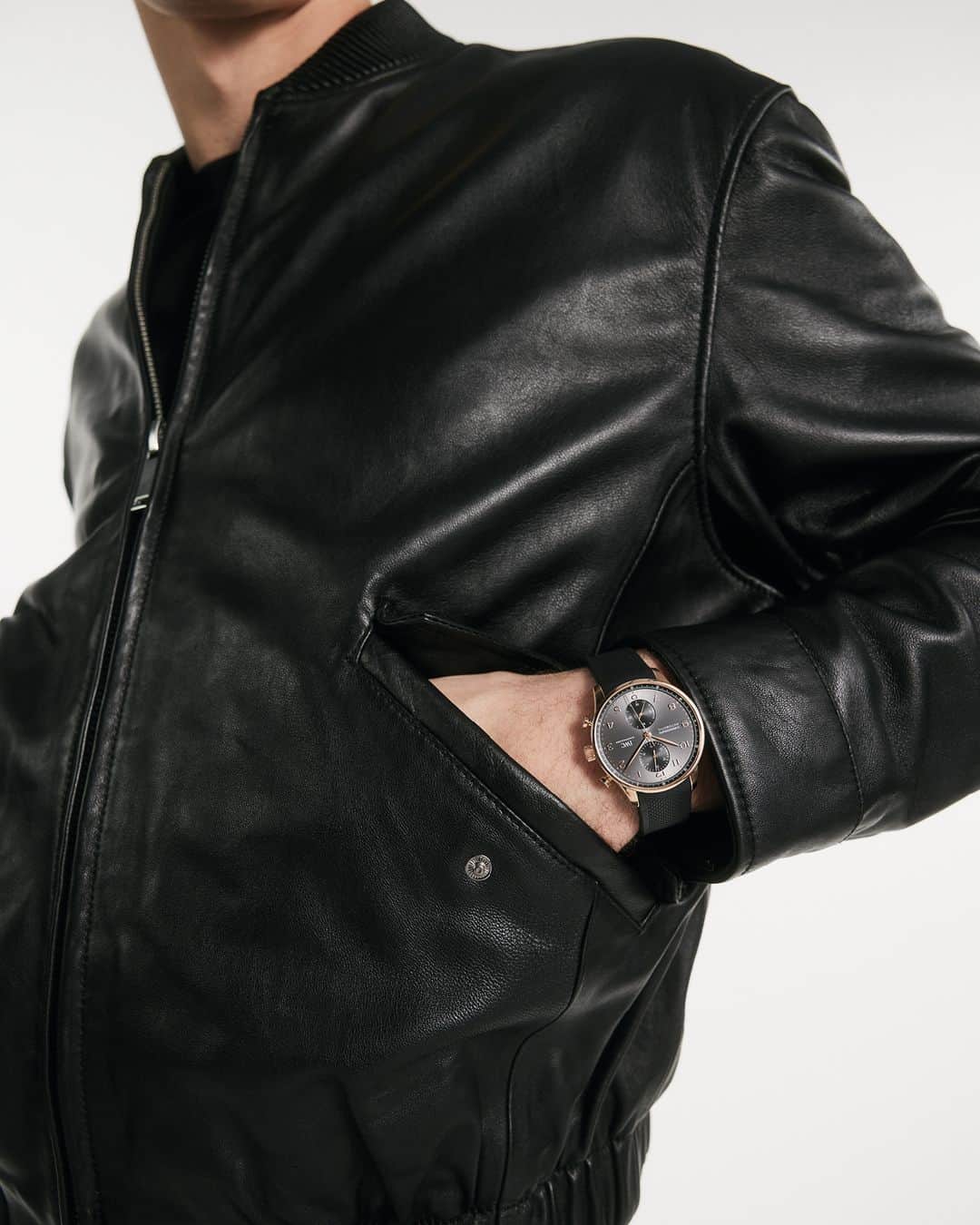 IWCのインスタグラム：「Quality and precision. Simplicity and gravitas. The bezel of our #IWCportugieser Chronograph (Ref. IW371610) complemented by a black rubber strap, is at once subtle and statement-making. The symmetrical recessed subdials imbue this timeless watch with a distinct and sporty flair. Visit your IWC boutique or retailer to discover the variety of strap options available. #TheReference  🔗Link in Bio」
