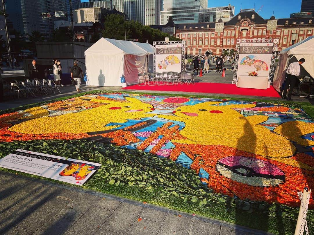 増田順一さんのインスタグラム写真 - (増田順一Instagram)「東京フラワーカーペット2023 朝は雨の中、参加者全員で薔薇の花びらを1枚ずつばらし、そこから皆さんの愛情で絵に合わせて花を並べまくり、なんとか夕方には花絵完成となりました！  制作に参加してくれた皆様ありがとうございました！お疲れ様でした！ むっちゃかわいいピカチュウ、できました！  20日〜22日まで公開してます！ぜひ、見に来てくださいね！ #東京駅 #行幸通り #ポケモン #ピカチュウ #Pikachu  #Pokemon #tokyo #tokyostation」5月20日 22時00分 - pokemon_masuda