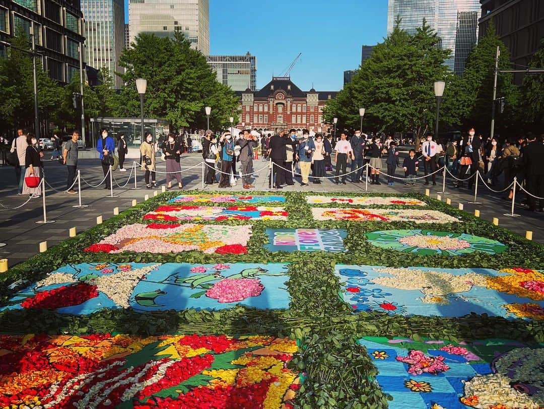 増田順一さんのインスタグラム写真 - (増田順一Instagram)「東京フラワーカーペット2023 朝は雨の中、参加者全員で薔薇の花びらを1枚ずつばらし、そこから皆さんの愛情で絵に合わせて花を並べまくり、なんとか夕方には花絵完成となりました！  制作に参加してくれた皆様ありがとうございました！お疲れ様でした！ むっちゃかわいいピカチュウ、できました！  20日〜22日まで公開してます！ぜひ、見に来てくださいね！ #東京駅 #行幸通り #ポケモン #ピカチュウ #Pikachu  #Pokemon #tokyo #tokyostation」5月20日 22時00分 - pokemon_masuda
