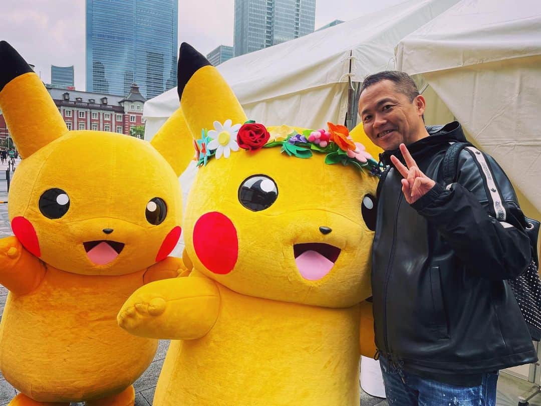 増田順一のインスタグラム：「東京フラワーカーペット2023 朝は雨の中、参加者全員で薔薇の花びらを1枚ずつばらし、そこから皆さんの愛情で絵に合わせて花を並べまくり、なんとか夕方には花絵完成となりました！  制作に参加してくれた皆様ありがとうございました！お疲れ様でした！ むっちゃかわいいピカチュウ、できました！  20日〜22日まで公開してます！ぜひ、見に来てくださいね！ #東京駅 #行幸通り #ポケモン #ピカチュウ #Pikachu  #Pokemon #tokyo #tokyostation」