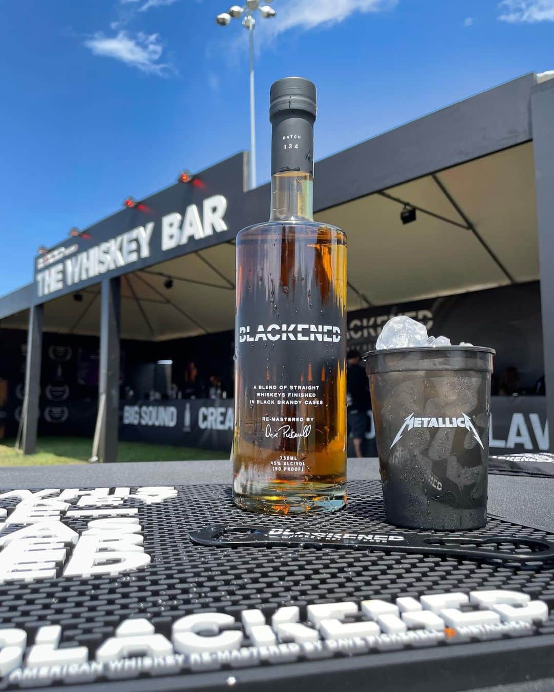 メタリカのインスタグラム：「Rise and Shine Rockvillians! To everyone in Florida heading down to @welcometorockville today, don't forget to visit our friends @blackenedamericanwhiskey’s bar! They've got some delicious beverages waiting for you!   📸 @yung.neri」