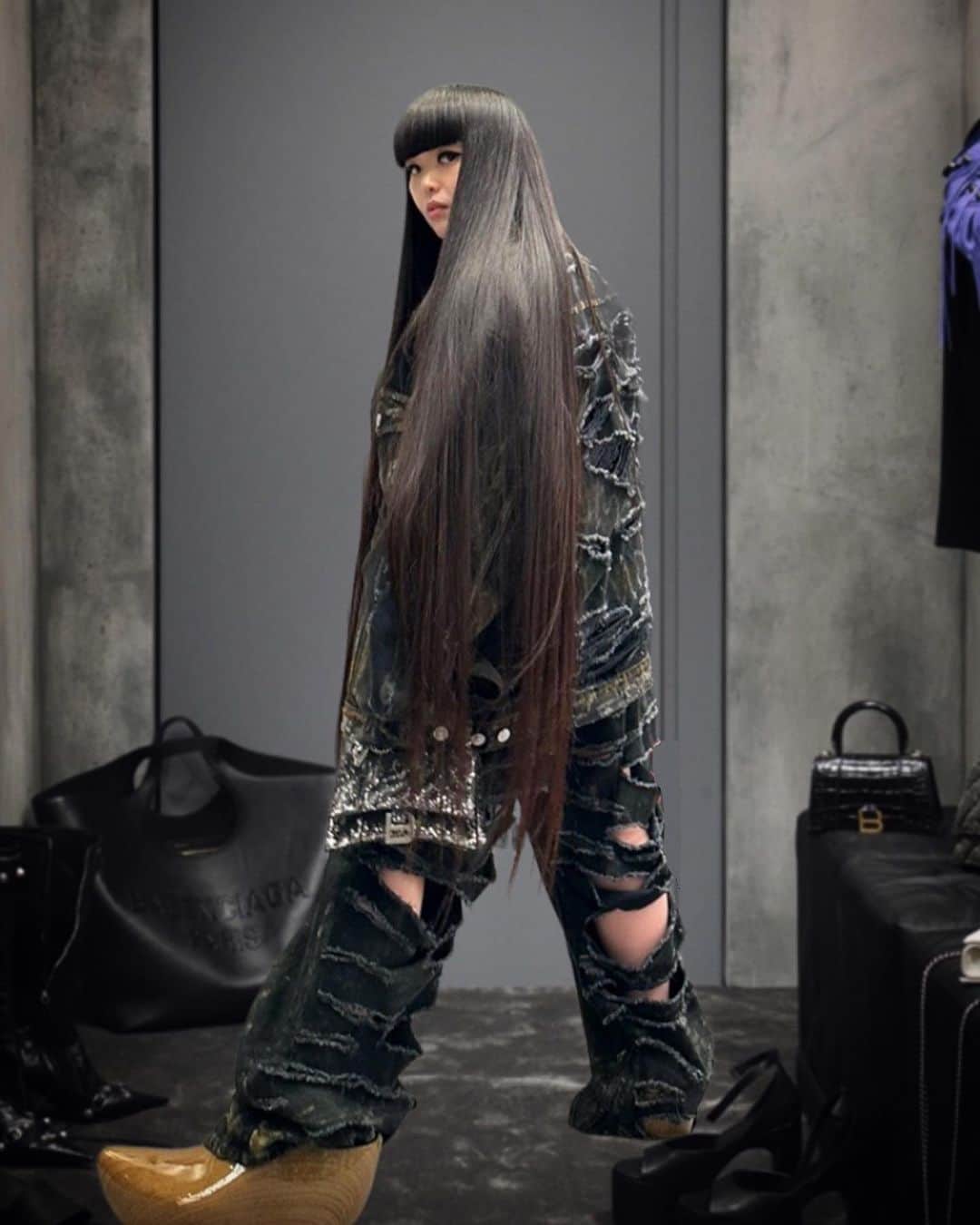 森山穂乃香のインスタグラム：「@balenciaga #Balenciaga Super Destroyed Baggy🛠️👖🧰✂️  I've never met such a cool denim before. I've fallen in love with this denim🩶」