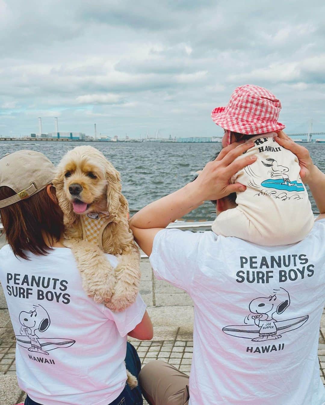 のインスタグラム：「💖  念願の家族写真👨‍👩‍👧🐶✨  3,4枚目は娘がお腹にいた時に撮った写真🤰  やっとみんなでお揃いのお洋服を着て、同じ場所に来れたね🤝🌸  #新米ママ #女の子ベビー #令和5年ベビー  #👶🌸 #4ヶ月ベビー  #子育てママ #育児ママ  #赤ちゃんのいる暮らし  #家族写真 #マタニティフォト #ブロガー #インフルエンサー #横町ももこ  #ベビーモデル #赤ちゃんモデル #お仕事依頼受付中 #お仕事依頼はdmまで」