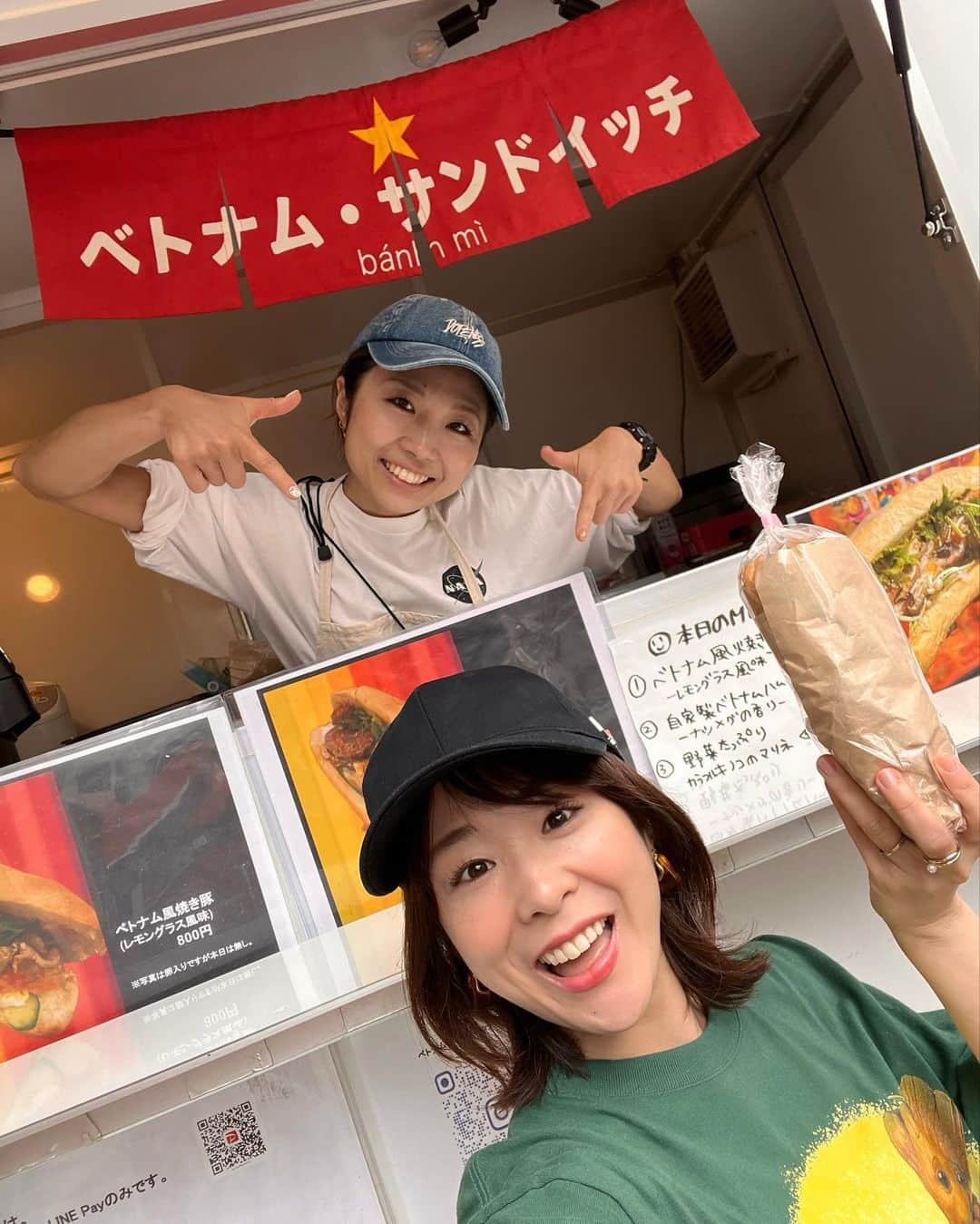 阿部真澄のインスタグラム：「.  友達のやっているバインミー屋さん @vietnam_sandwich_v  キッチンカーで出店しているということで遊びに行ってきました！ お肉も野菜もたっぷりでおいしかった♡  相変わらず会うと元気になれるハッピーな人です🤣  新橋と荻窪(@nagaibanhmi_ogikubo )でバインミー屋さんやっています！  #バインミー #キッチンカー #表参道 #バインミーサンドイッチ」