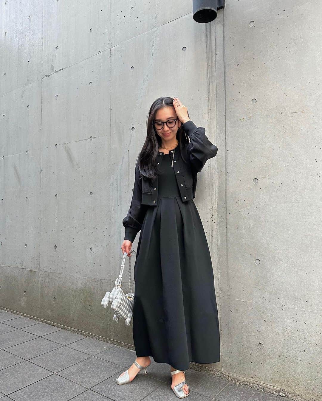 鈴木詩織のインスタグラム：「オールブラックの日でした🖤  ワンピはシルエットが可愛くて着やすいのです😼 これからの日差しと冷房対策にシアーカーディガンがめちゃくちゃ使えそう♡  ⁡  #shiorin_styling#titivate#ティティベイト#titivatestyle#タイアップ#タックニットワンピース#シアーカーディガンブルゾン @titivatejp」
