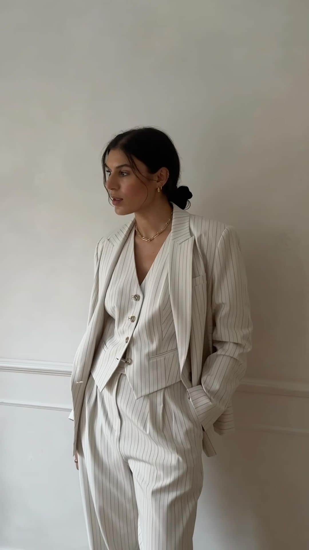 Ted Bakerのインスタグラム：「Having a spring fling with @tedbaker styling three looks for all occasions - event dressing, work and play. Love them all, but the star of the show for me are the trousers in the final look, the details and fit are just *chefs kiss* and I’ve already been wearing non-stop  - ad #TedBaker #MakeItAMoment」