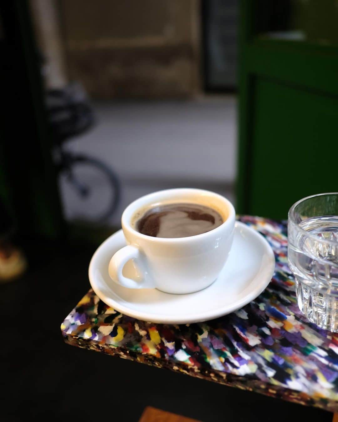 米田有希さんのインスタグラム写真 - (米田有希Instagram)「バルセロナはけっこうコーヒーがおいしい☕︎ しかしコーヒーってみんな自分好みにカスタムするからオーダー聞く方大変だよなぁ たまにグループ客の細かいオーダーメモも取らずに全部覚えてる強者店員さんとかいるよね😳  スペインの主なコーヒーのメニューは以下 Café solo(エスプレッソ) Café largo(エスプレッソより少し量が多いもの) Americano(エスプレッソにお湯を足したもの) Cortado(エスプレッソに少量のミルク。うちのうどん屋ではlargoにミルク入れてる) Café con leche(カフェラテ) Carajillo(エスプレッソにリキュール。ベイリーズを入れる人が多い。うちのうどん屋ではlargoにリキュール入れてる)  日本にはあまり馴染みがないcortadoはスペインではめちゃくちゃ人気があるのでスペインに来られた際はぜひお試しを！ “Un cortado por favor!”(ウン　コルタード　ポルファボール)と言って注文してね🤗」5月20日 22時08分 - akiyoneda