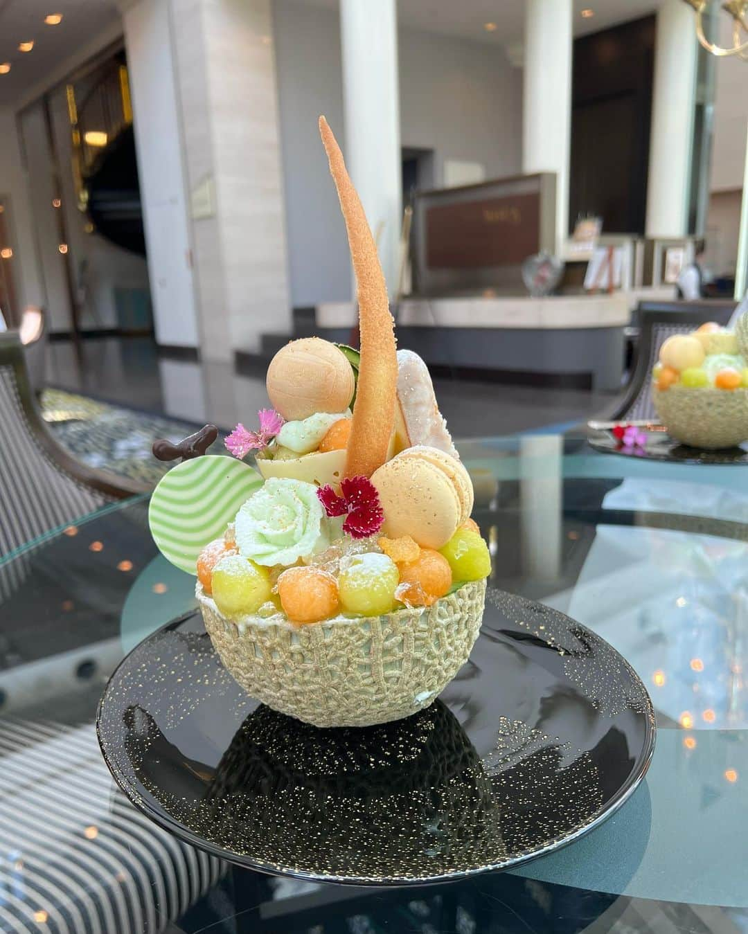 眞鍋杏樹のインスタグラム：「〜THE WESTIN OSAKA〜  前、メロン🍈を食べたの❤︎ わざわざ予約してもらって初日に食べました💕 こんなに豪華なメロン初めてやぁー  #ウェスティンホテル大阪 #thewestin #thewestinosaka #westinhotel #ウェスティンホテル #メロンパフェ #ホテルカフェ #大阪カフェ」