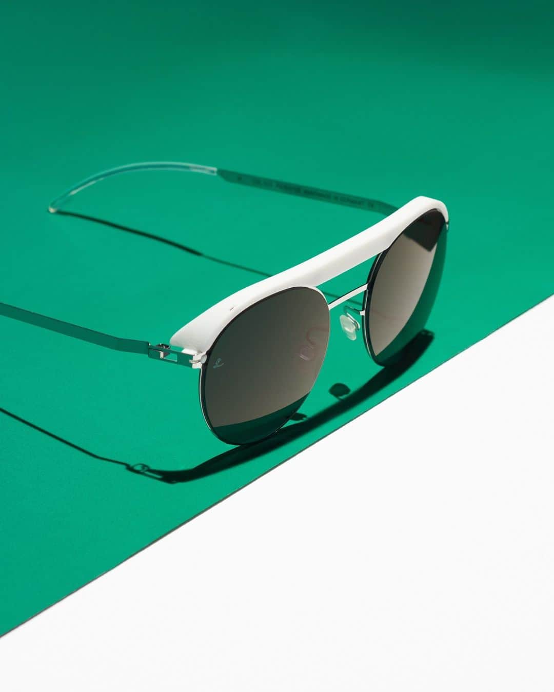 MYKITAのインスタグラム：「Courtside cool featuring ML01 in Signal White/Shiny Silver and Leica Black Solid lenses  Discover our sunglasses edit via link in bio」