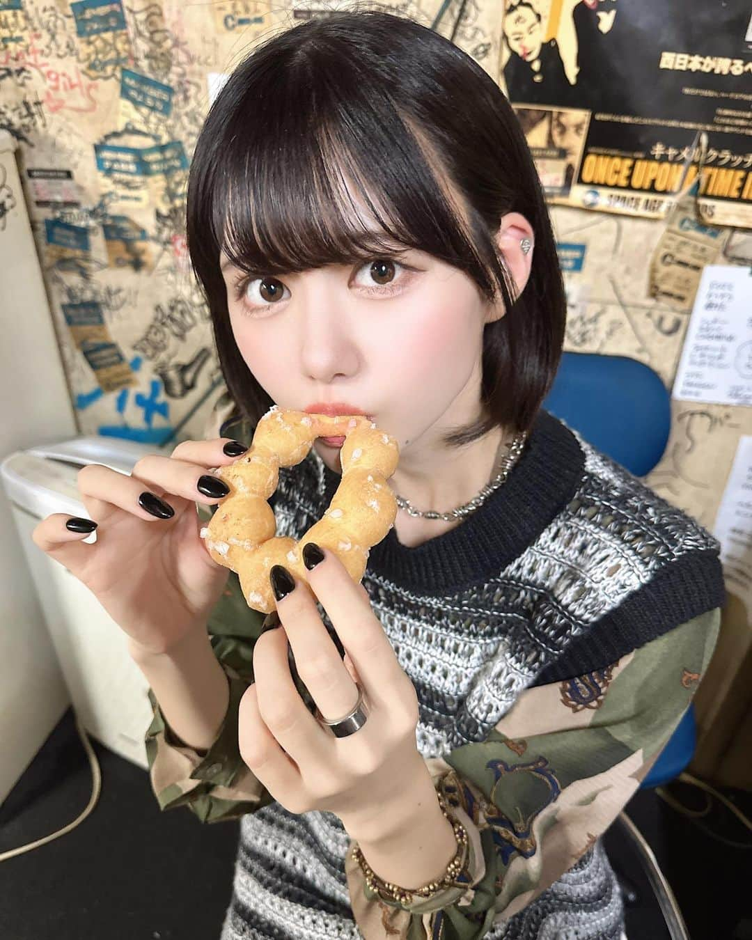 土光瑠里子さんのインスタグラム写真 - (土光瑠里子Instagram)「ポンデリングすきッ  #ボブ#ショートボブ#ミスド#自撮り#selfie」5月20日 22時13分 - dokoh.ruriko