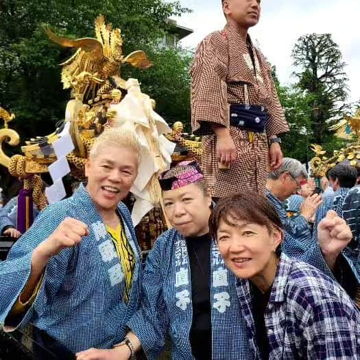 神取忍さんのインスタグラム写真 - (神取忍Instagram)「4年ぶりの三社祭で神輿を担ぎました!! 明日の本社は担げないけど、、 久しぶりの三社祭は楽しかったなぁ(^^) 祭り仲間の直ちゃんと後輩の半田は 怪我で担げなかったのが残念だったけど 再会出来て相変わらず大笑いでした(^^) アニマル浜口さんの奥様も 元気だったけど、 ただ、4年の月日で顔見知りの方が 亡くなった知らせを聞いてショックだったなぁ😢 本当は風間ルミも一緒に担いでたのになぁ😢 でも、きっと天国から楽しんで掛け声掛けてたね!! 日常が戻ってきたけど、 不順な天候や地震も頻繁に起きてるから 気を付けて自己防衛しながら過ごして 行きましょう✊ #三社祭 #神輿 #仲間 #地震 #神取忍 #プロレス」5月20日 22時13分 - shinobukandori