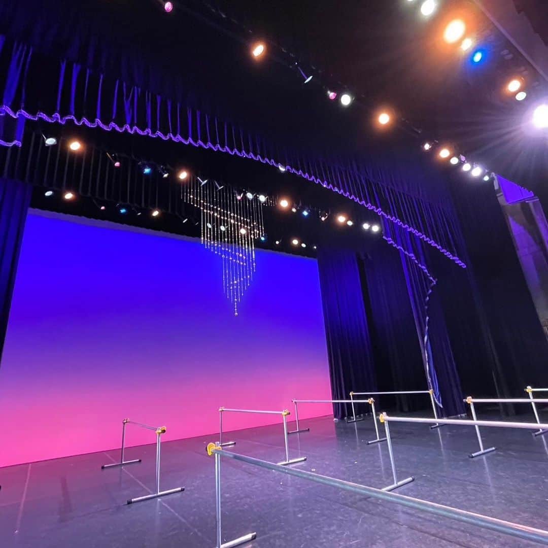 井脇幸江のインスタグラム：「いよいよ明日 5/21日曜日新宿文化センター 15:00〜16:50  劇場入りし、舞台に照明が入ると、作品はまた違う顔を見せてくれます✨  これはスゴイ‼️  どの作品も、踊りだけではなく、衣装や装置に至るまで、細かなこだわりを織り込みました💕😊  幕が開いた時のワクワクを大切に、舞台を創っています🌈  期待していらして下さい✨  @megumi.choreographer  @yasuoatsuji  @endo.ballet  @nao_sakuma70  @rie.matsuoka.ballet  @maiko.harada__19  @jiro_hmsk  @hi_roki_7   #Ballet #Dancer #バレエ #バレエダンサー #芸術 #芸術観賞 #舞台 #stage #トスカ #大人 #美の世界 #四ッ谷 #Iwaki Ballet Company #IBC #バレエスタジオ #バレエ教師 #バレエ教室 #美しい #楽しい #人生 # 健康 #東京 #井脇幸江」
