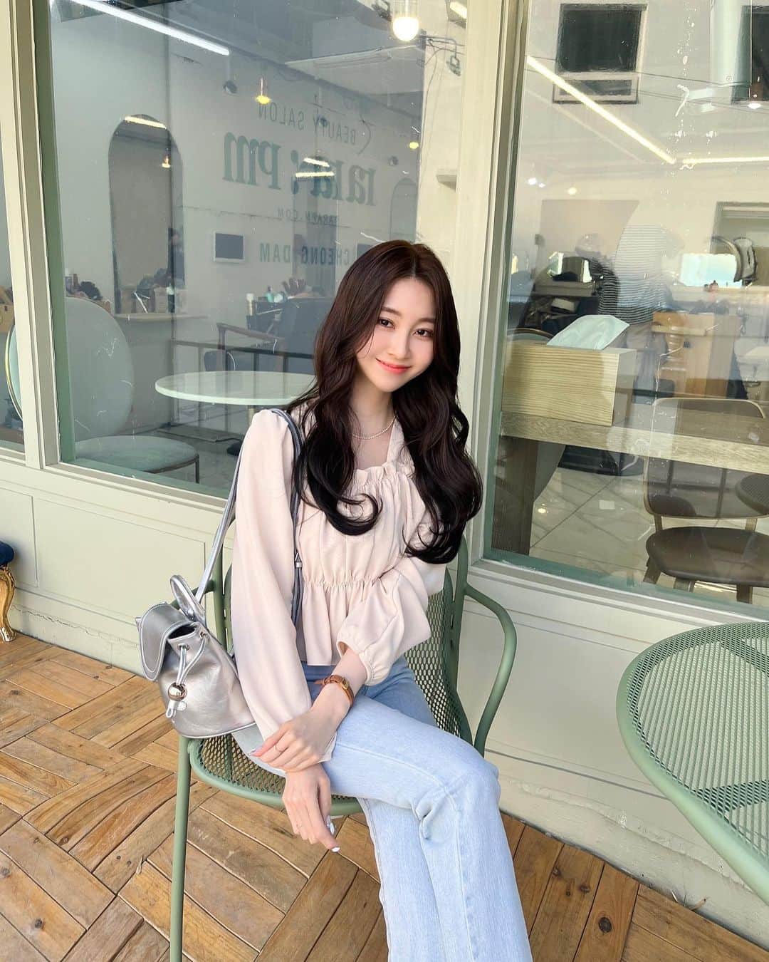 のインスタグラム：「중요한 촬영전날 다녀온 헤어관리 🤎 넘 이뿡 브라운 컬러 감사합니땅 @illa_style   久しぶりに少し明るくなりました💆🏼‍♀️🫶🏻✨」