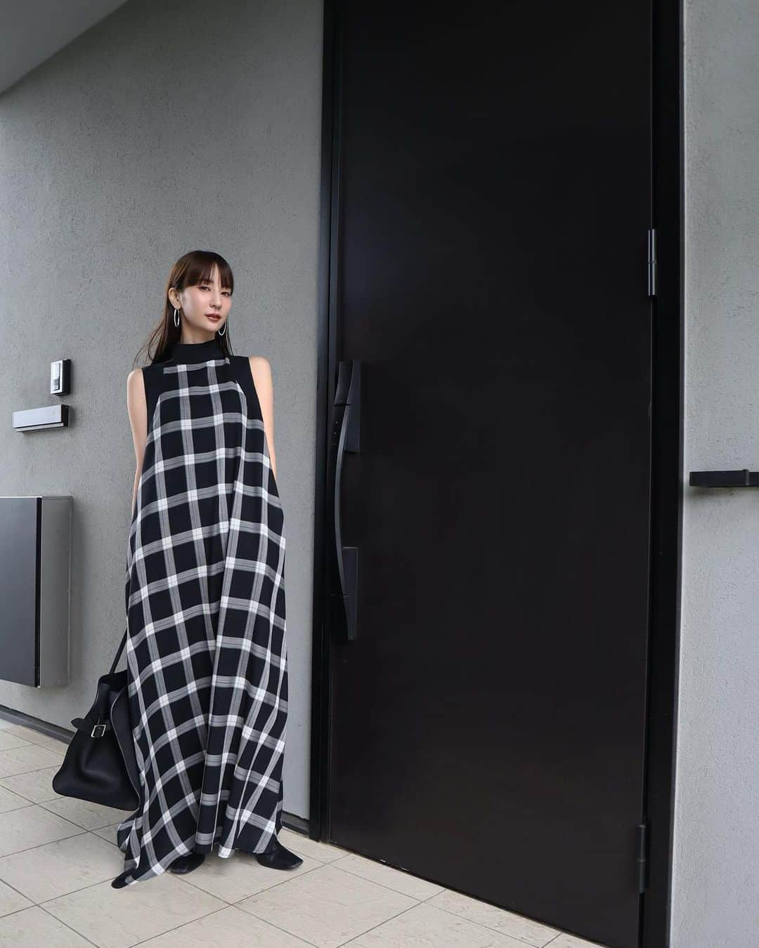 佐藤涼実のインスタグラム：「本日の私服 普段柄物はそこまで手に取らないけど このチェックに出会った時は惚れ込んだ...   ヴァージンウールを使用した滑らかな肌触りも 着心地の良さも100点満点   愛してやまないBLACKCHECKです シルバージュエリーを合わせてモードに着たい❤︎   受注販売はONLINESTOREにて 明日5/21(日)23:59まで受け付けております」