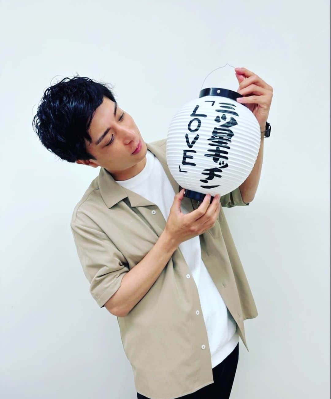武田知大のインスタグラム：「この提灯には、好きな文字が書けて、サインが付いて、終演後に配送されるシステムなんですって！！こりゃ要チェックですわよあなた！！！！ #三ツ星LOVE https://tinybetter.myshopify.com/collections/mitsuboshikitchen」