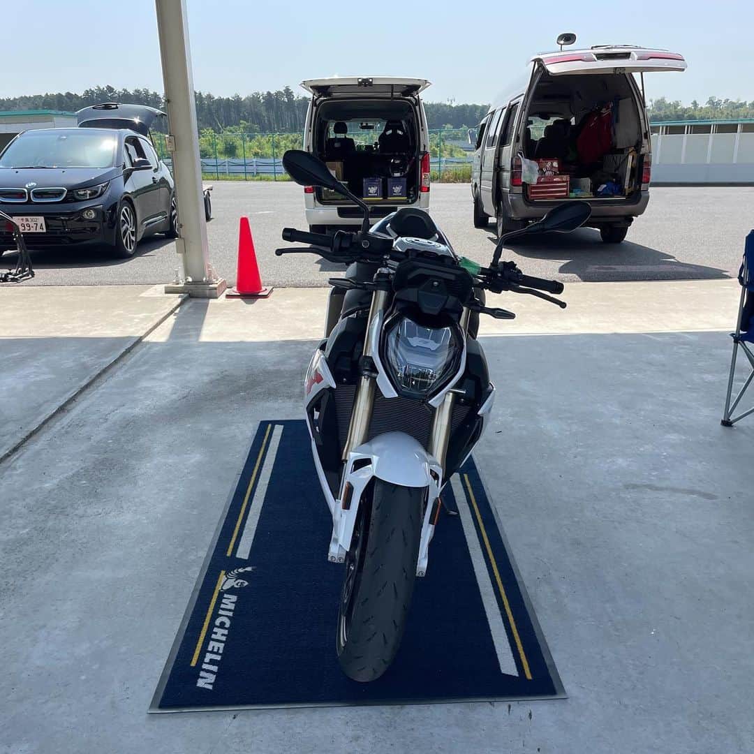 原田哲也さんのインスタグラム写真 - (原田哲也Instagram)「Haradaプレミアムレッスン！ 参加されたお二方ありがとうございました。 #araihelmet #dainese #michelinmotorcycle #bmwmotorrad #袖ヶ浦フォレストレースウェイ #s1000r #s1000rr」5月20日 22時22分 - tetsuya_harada31