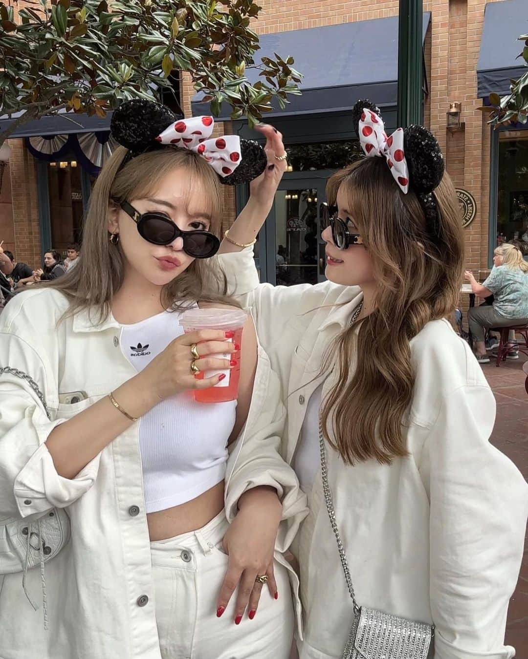 白倉あやさんのインスタグラム写真 - (白倉あやInstagram)「Finallyyyy! We went to California Disney !!!🇺🇸🐭  念願の2人でカリフォルニアのディズニー✨ 日本と全然違うカチューシャいっぱいでどれつけようか迷った….🤞🏻 パーク内にスタバがあって、もちろん限定マグも買った☕️♡ 載せたい写真がありすぎてどうしよう🤳！ @mavimoon_official の来週の新作denim setup🤍」5月20日 22時22分 - shirakur_a