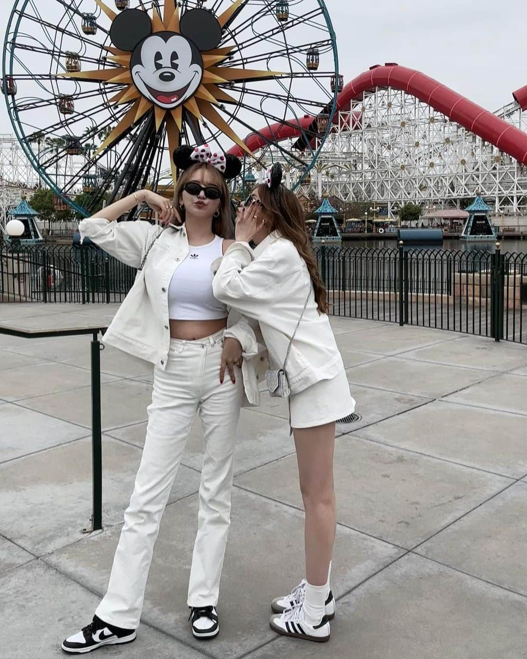 白倉あやさんのインスタグラム写真 - (白倉あやInstagram)「Finallyyyy! We went to California Disney !!!🇺🇸🐭  念願の2人でカリフォルニアのディズニー✨ 日本と全然違うカチューシャいっぱいでどれつけようか迷った….🤞🏻 パーク内にスタバがあって、もちろん限定マグも買った☕️♡ 載せたい写真がありすぎてどうしよう🤳！ @mavimoon_official の来週の新作denim setup🤍」5月20日 22時22分 - shirakur_a