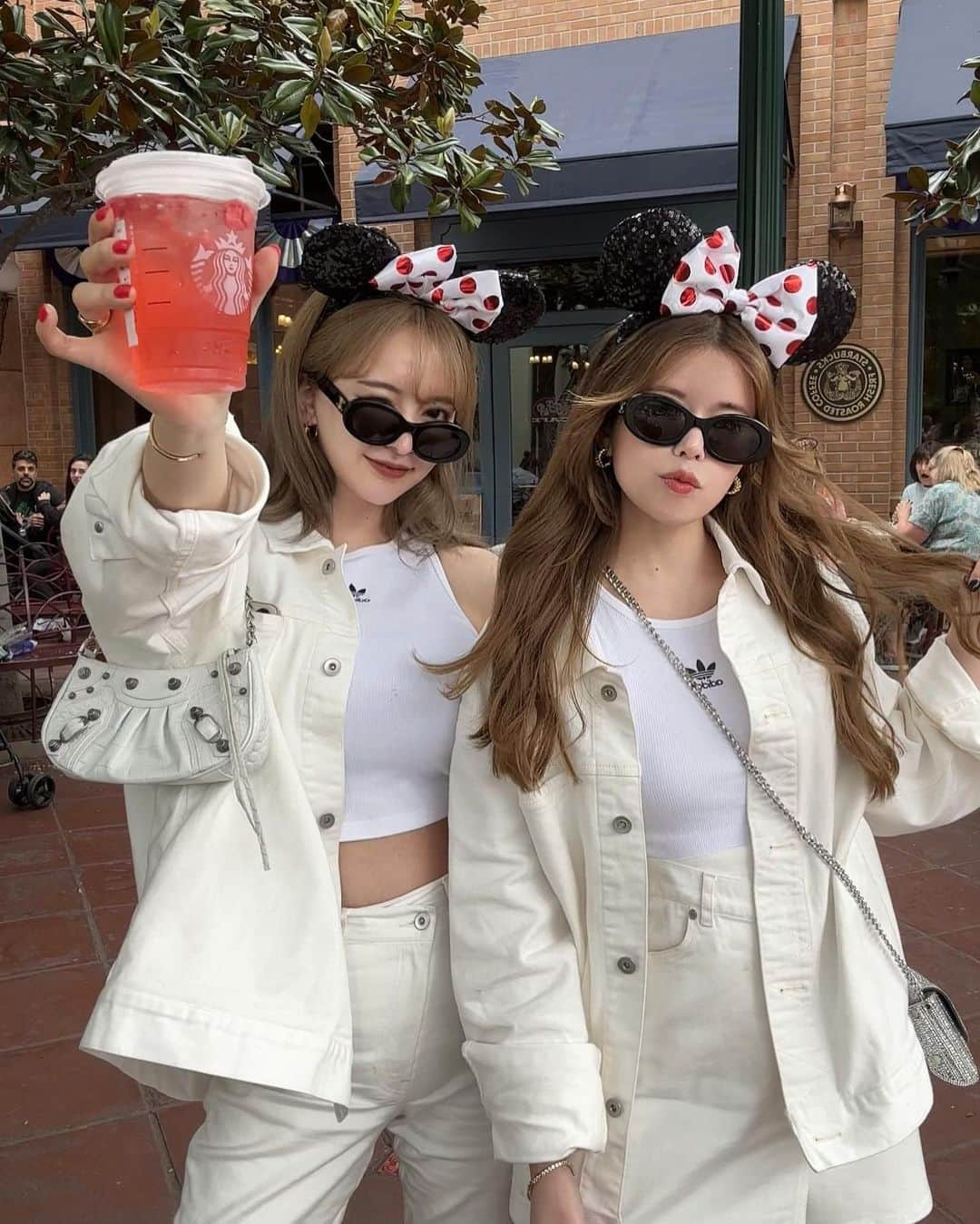 白倉あやさんのインスタグラム写真 - (白倉あやInstagram)「Finallyyyy! We went to California Disney !!!🇺🇸🐭  念願の2人でカリフォルニアのディズニー✨ 日本と全然違うカチューシャいっぱいでどれつけようか迷った….🤞🏻 パーク内にスタバがあって、もちろん限定マグも買った☕️♡ 載せたい写真がありすぎてどうしよう🤳！ @mavimoon_official の来週の新作denim setup🤍」5月20日 22時22分 - shirakur_a