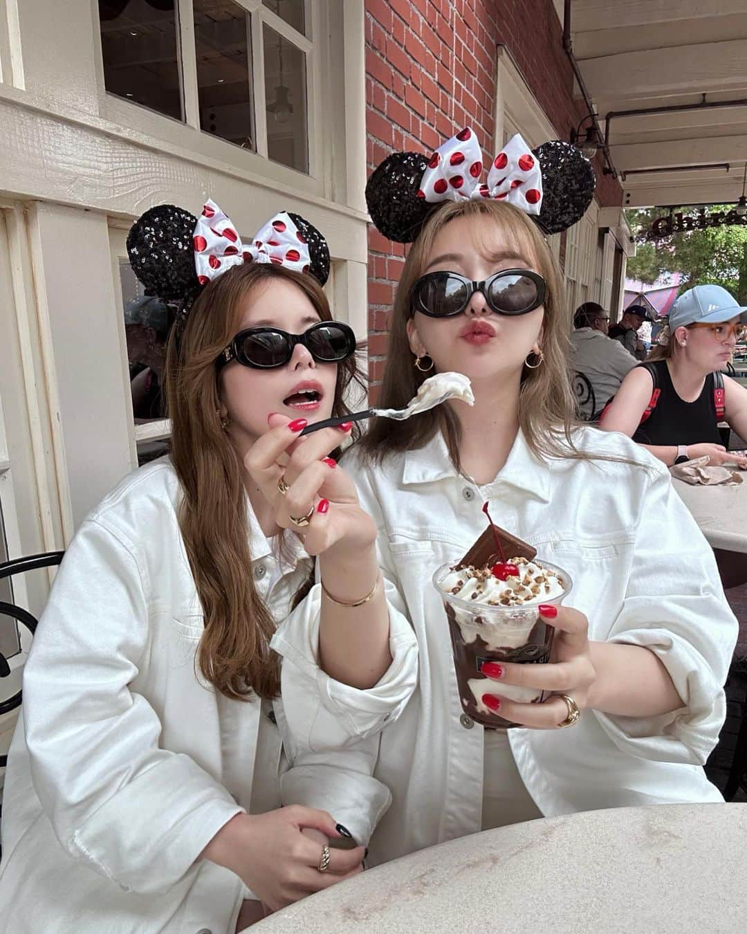 白倉あやさんのインスタグラム写真 - (白倉あやInstagram)「Finallyyyy! We went to California Disney !!!🇺🇸🐭  念願の2人でカリフォルニアのディズニー✨ 日本と全然違うカチューシャいっぱいでどれつけようか迷った….🤞🏻 パーク内にスタバがあって、もちろん限定マグも買った☕️♡ 載せたい写真がありすぎてどうしよう🤳！ @mavimoon_official の来週の新作denim setup🤍」5月20日 22時22分 - shirakur_a